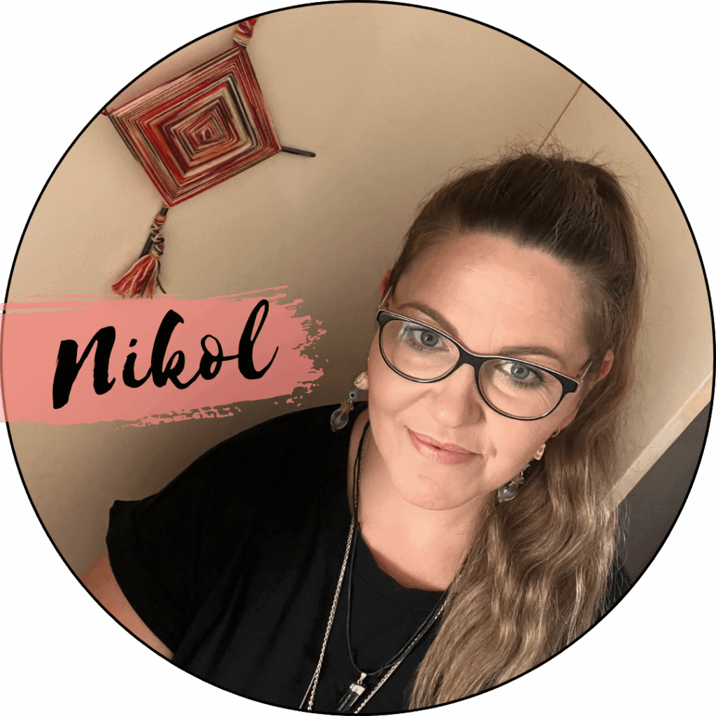 Porträt von Nikol, der freifliegenden Kunsthexe vor der cremefarbenen Tür zum Atelier, mit Birdy Eye und Name